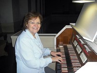 Frau Frei an der Orgel in Eschelbronn